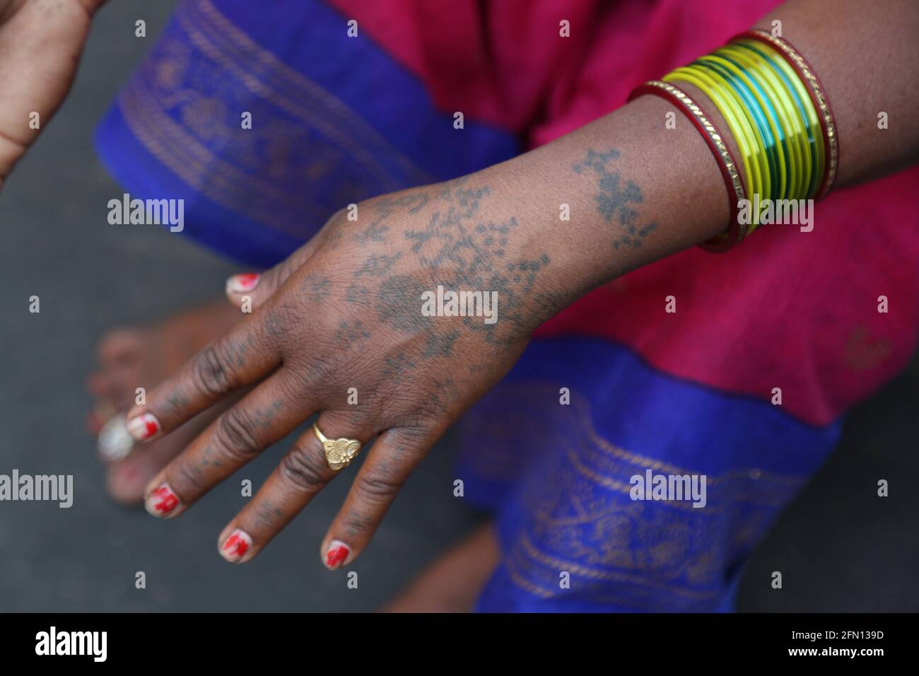 Donna tribale con tatuaggio a portata di mano. TRIBÙ BAIGA, Chiyapadar Baiga villaggio di Odisha, India Foto Stock