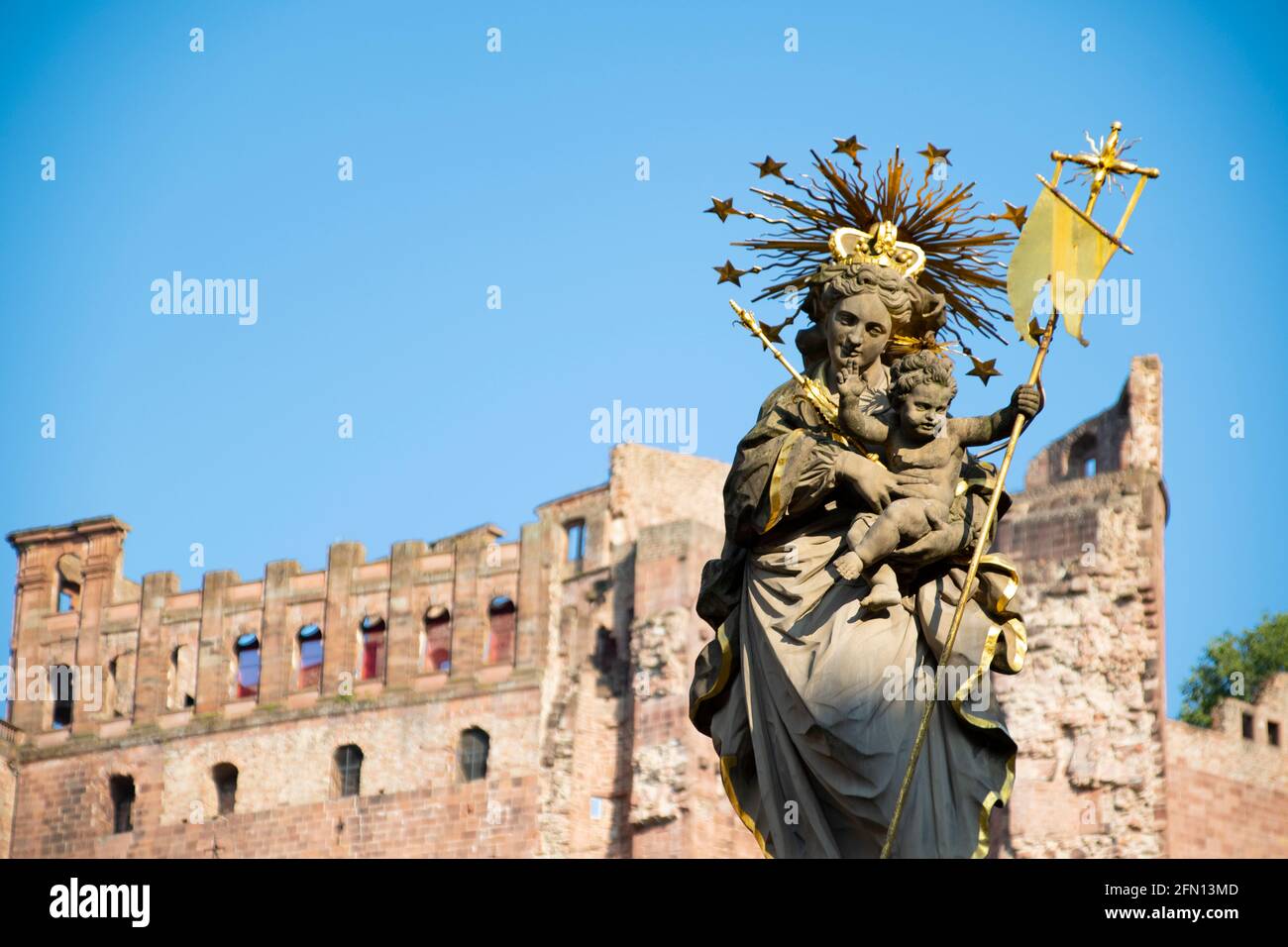 Palazzo Heidelberg dietro la statua della Madonna. Foto Stock
