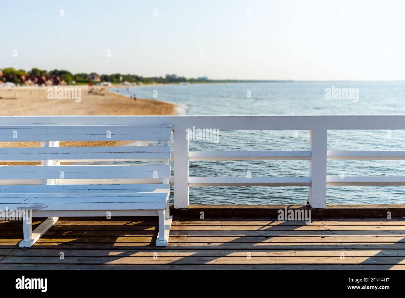 panca di legno bianco sul vecchio molo di legno e vista mare Foto Stock