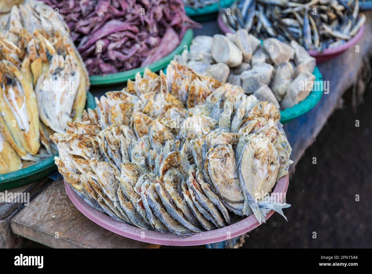 Pesce secco e salato in vendita presso il mercato agricolo di Banyuwangi o Banjuwangi, Java, Indonesia, Sud-Est asiatico, Asia Foto Stock