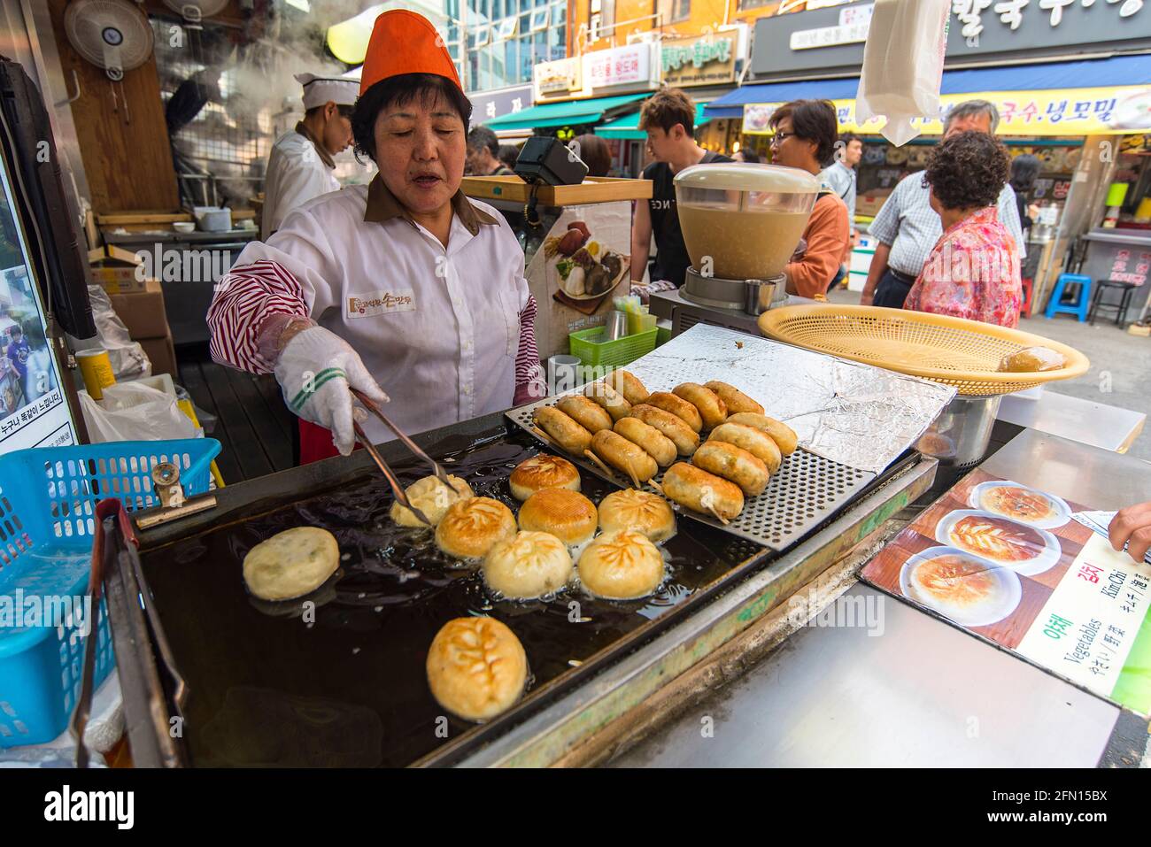 SEOUL - SET 24: Un venditore al negozio di strada con cibo tradizionale coreano a Seoul, settembre 24. 2016 in Corea del Sud Foto Stock