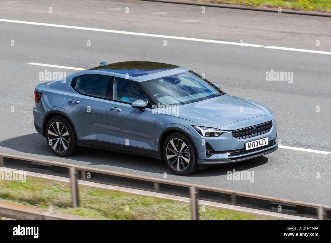 Polestar 2 Pilot Plus EV AWD; chiusura elettrica Volvo Performance con trazione posteriore, portellone elettrico a 5 porte a batteria. Motore singolo a lungo raggio Polestar 2. Veicoli in movimento, auto, veicoli in movimento su strade del Regno Unito, motori, motori sull'autostrada M6 rete stradale del Regno Unito. Foto Stock