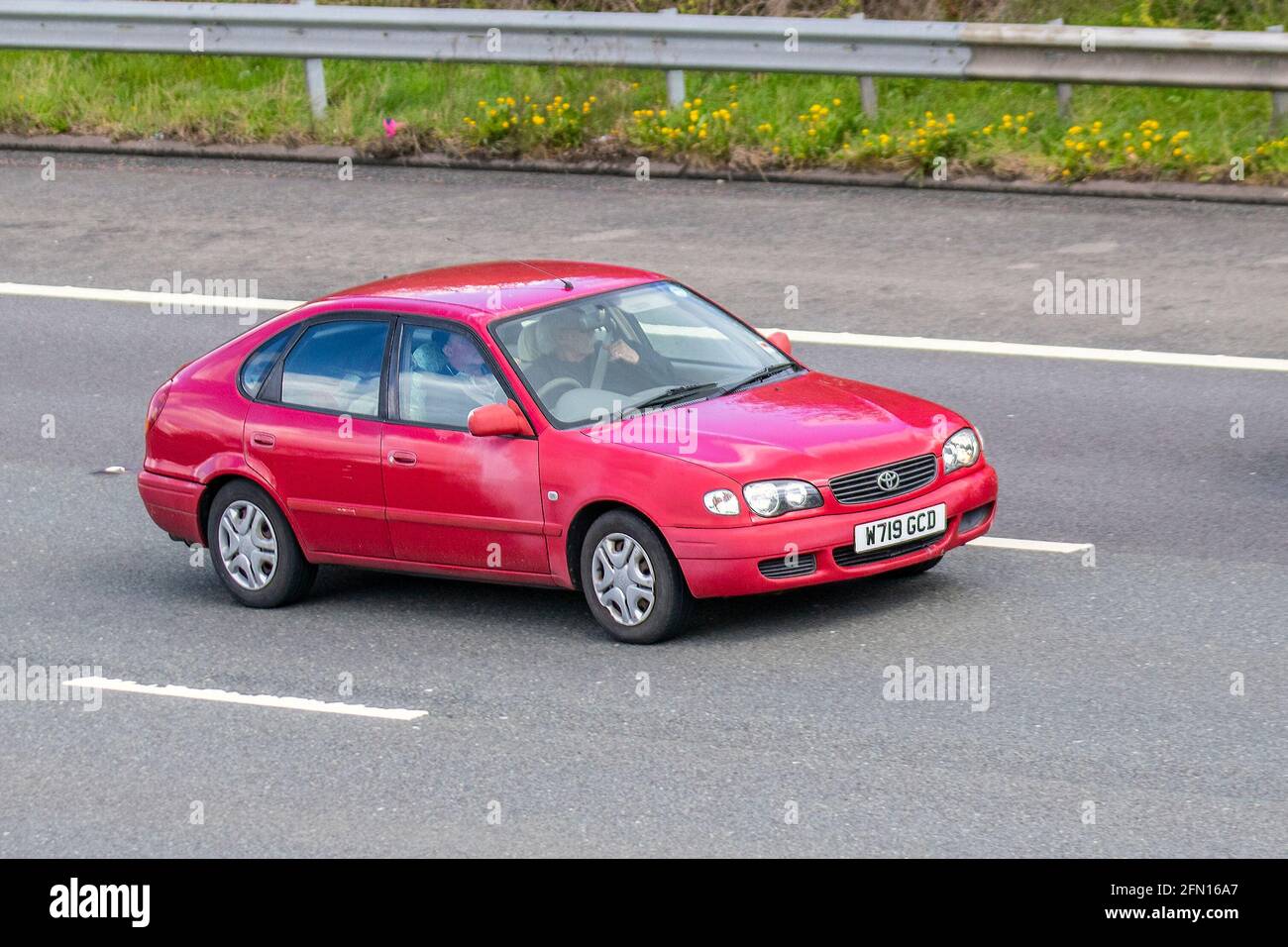 2000 rosso Toyota Corolla Vvti Gs 1398cc benzina berlina; traffico veicolare, veicoli in movimento, automobili, veicoli che guidano su strade del Regno Unito, motori, motori sulla rete autostradale M6 autostrada UK rete stradale. Foto Stock