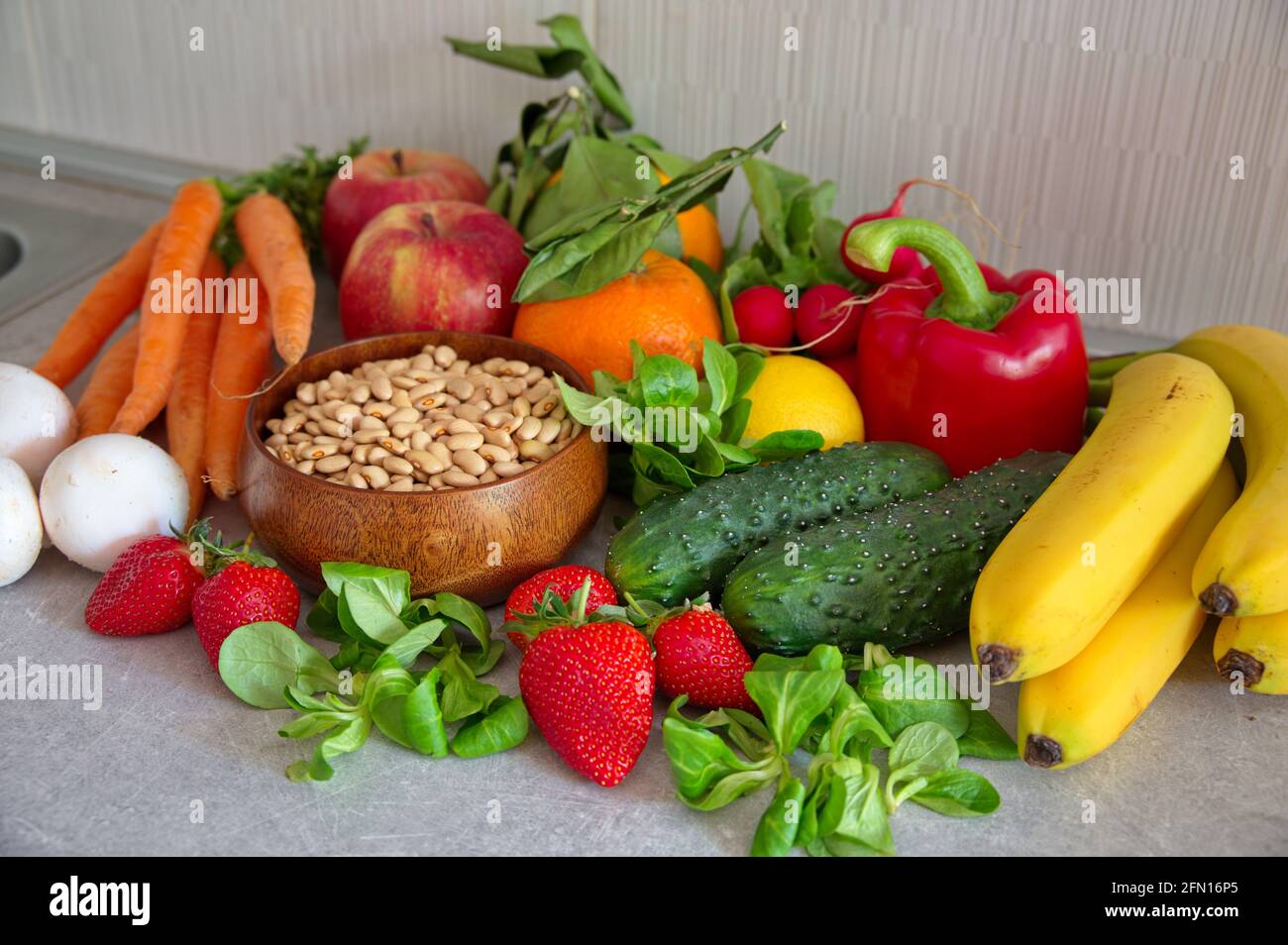 Frutta e verdura salutari sulla scrivania della cucina Foto Stock