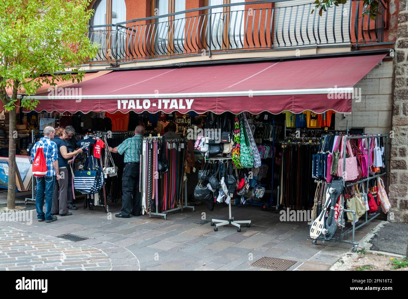 Una strada laterale con negozi che vendono articoli in pelle italiana Via Anto Stefano nella cittadina di Garda La sponda orientale del Lago di Garda in Veneto Foto Stock