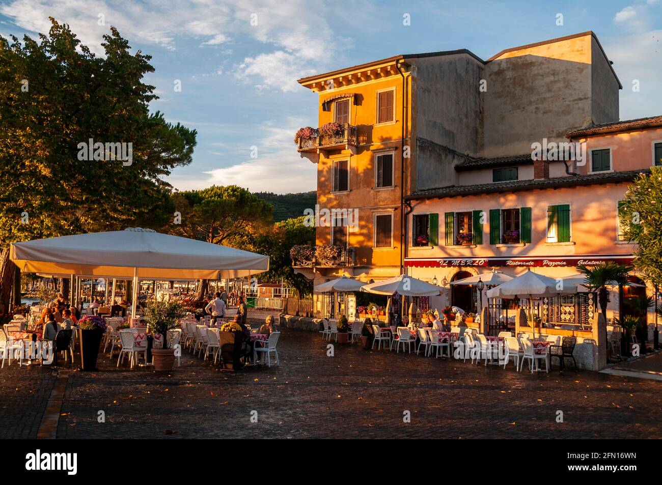 Tramonto sulla cittadina di Garda sul Sponda orientale del Lago di Garda in Veneto italia settentrionale Foto Stock