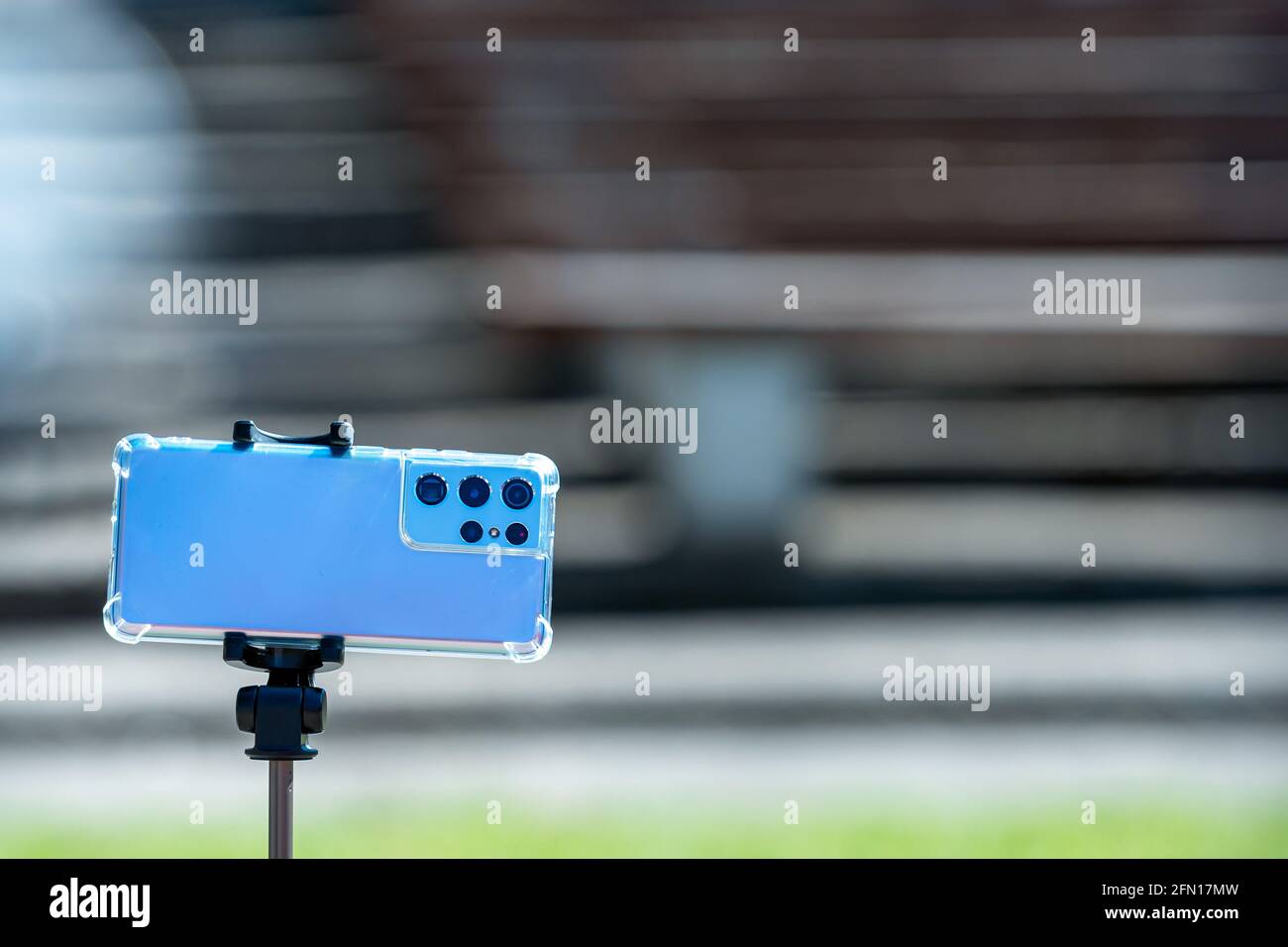 Riga, Lettonia - 01 maggio 2021: Smartphone moderno con diverse fotocamere su un treppiede telescopico, selfie con telecomando e treppiede Foto Stock