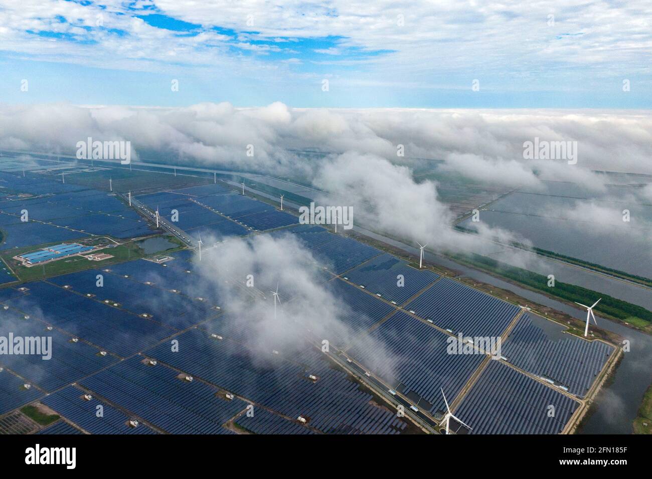 Yancheng, Cina. 12 maggio 2021. Il sistema di generazione di energia eolica e fotovoltaica funziona con l'acquacoltura nella base industriale di Yancheng, Jiangsu, Cina il 12 maggio 2021.(Photo by TPG/cnsphotos) Credit: TopPhoto/Alamy Live News Foto Stock