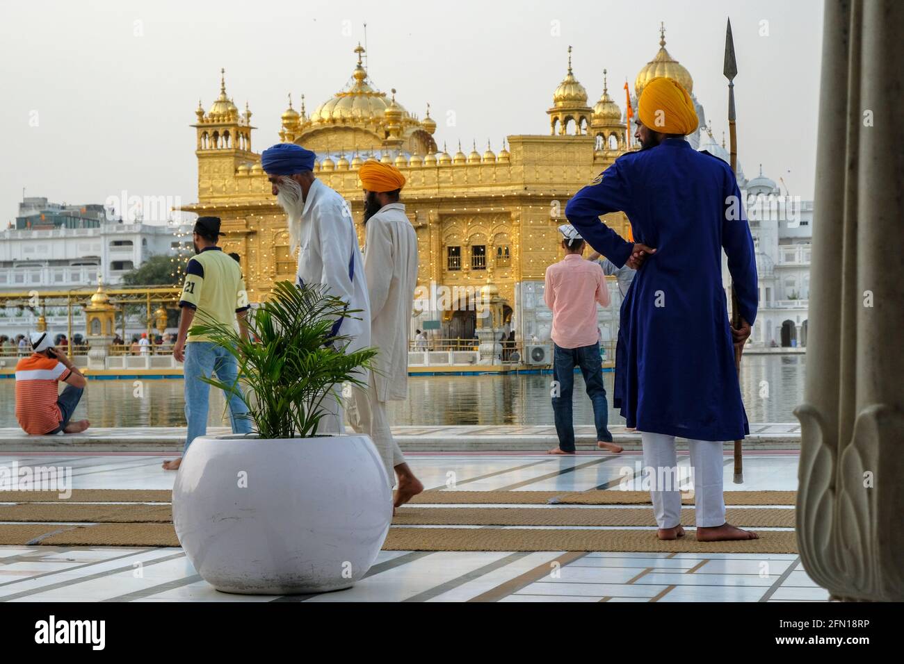 Amritsar, India - 2021 aprile: Pellegrini in visita al Tempio d'Oro ad Amritsar il 30 aprile 2021 ad Amritsar, Punjab, India. Foto Stock