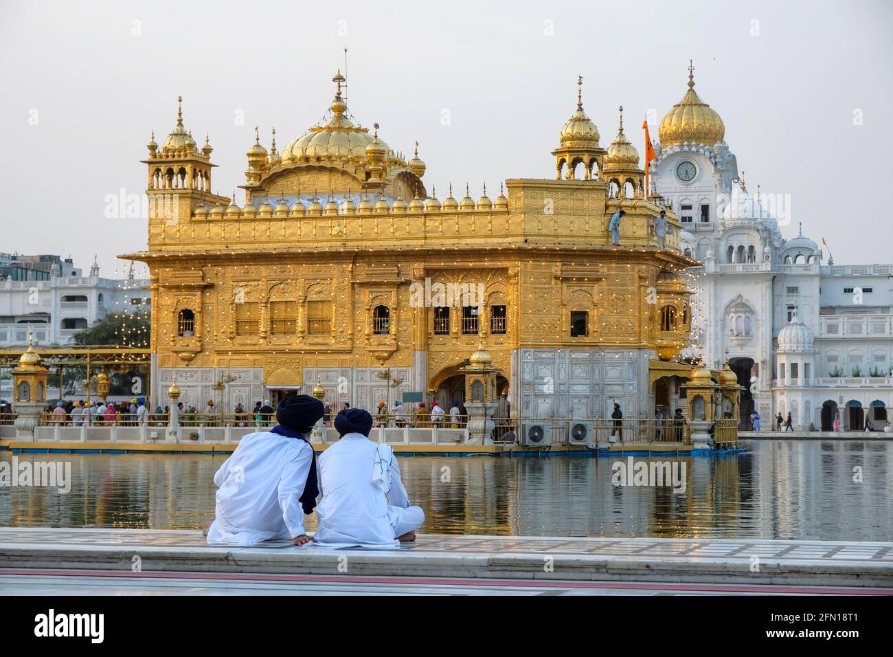 Amritsar, India - 2021 aprile: Pellegrini in visita al Tempio d'Oro ad Amritsar il 30 aprile 2021 ad Amritsar, Punjab, India. Foto Stock