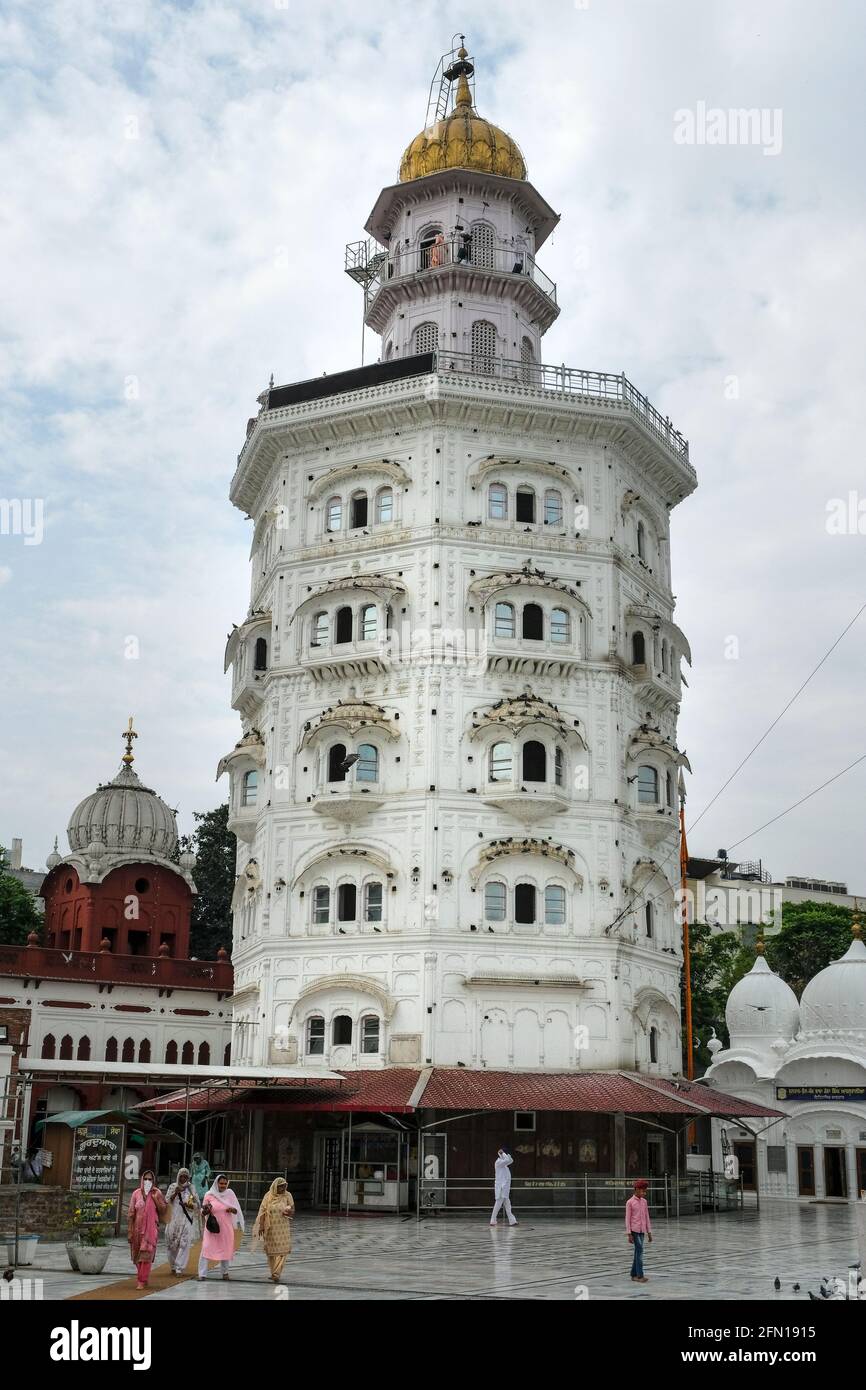 Amritsar, India - 2021 maggio: Gurdwara Baba Atal Tower ad Amritsar il 6 maggio 2021 ad Amritsar, Punjab, India. Foto Stock
