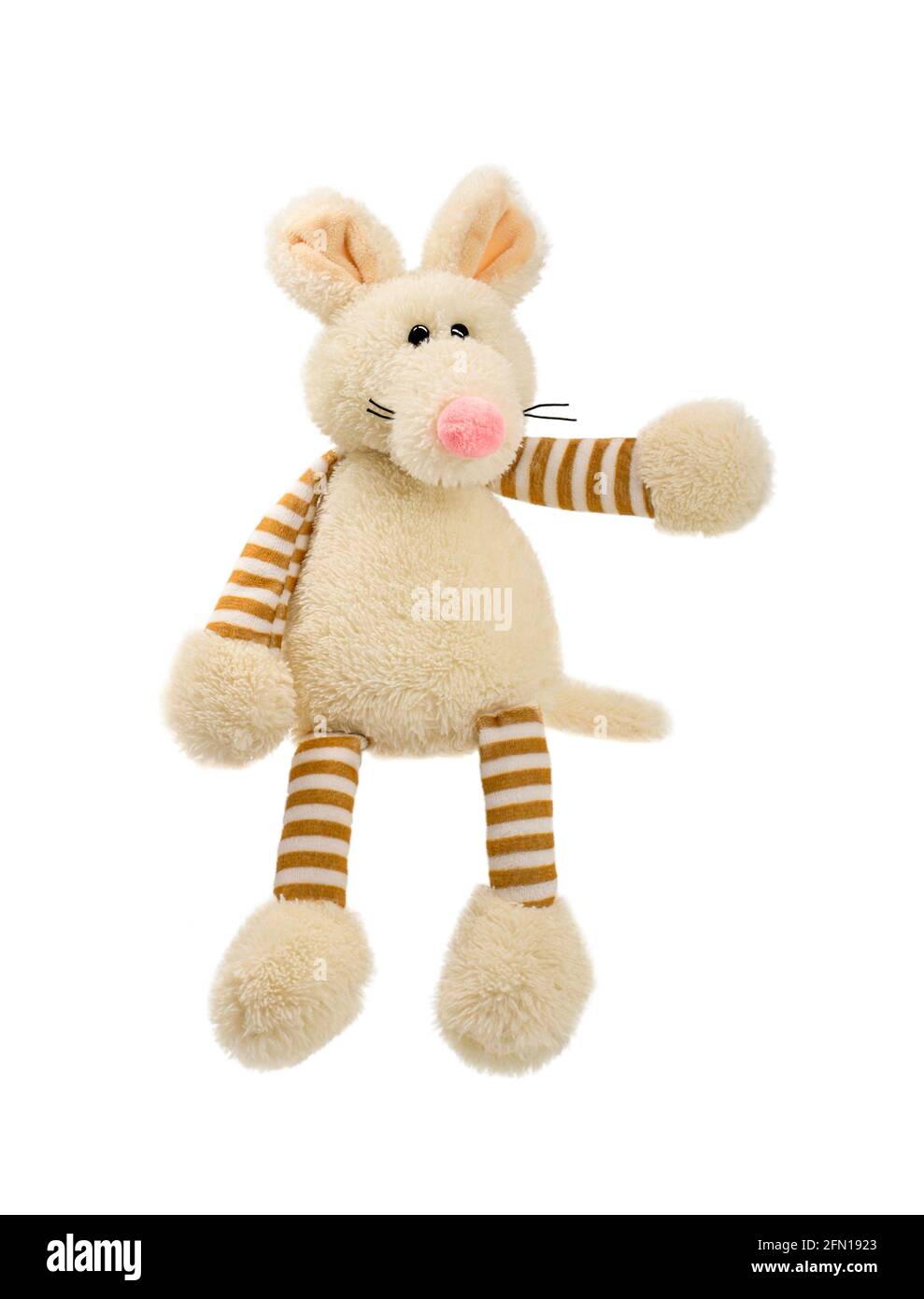 Il mouse peluche si siede e mostra la zampa. Isolato su sfondo bianco. Foto Stock