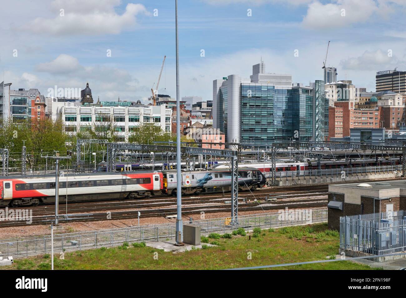 Si affaccia sulla stazione di Leeds City fino agli edifici della zona degli affari, con treni in primo piano, West Yorkshire, Inghilterra settentrionale, Regno Unito Foto Stock