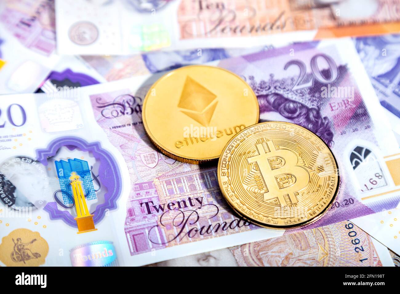 Monete in codice criptovaluta bitcoin ed etere (etereo) contro i British Ponuds GBP Foto Stock