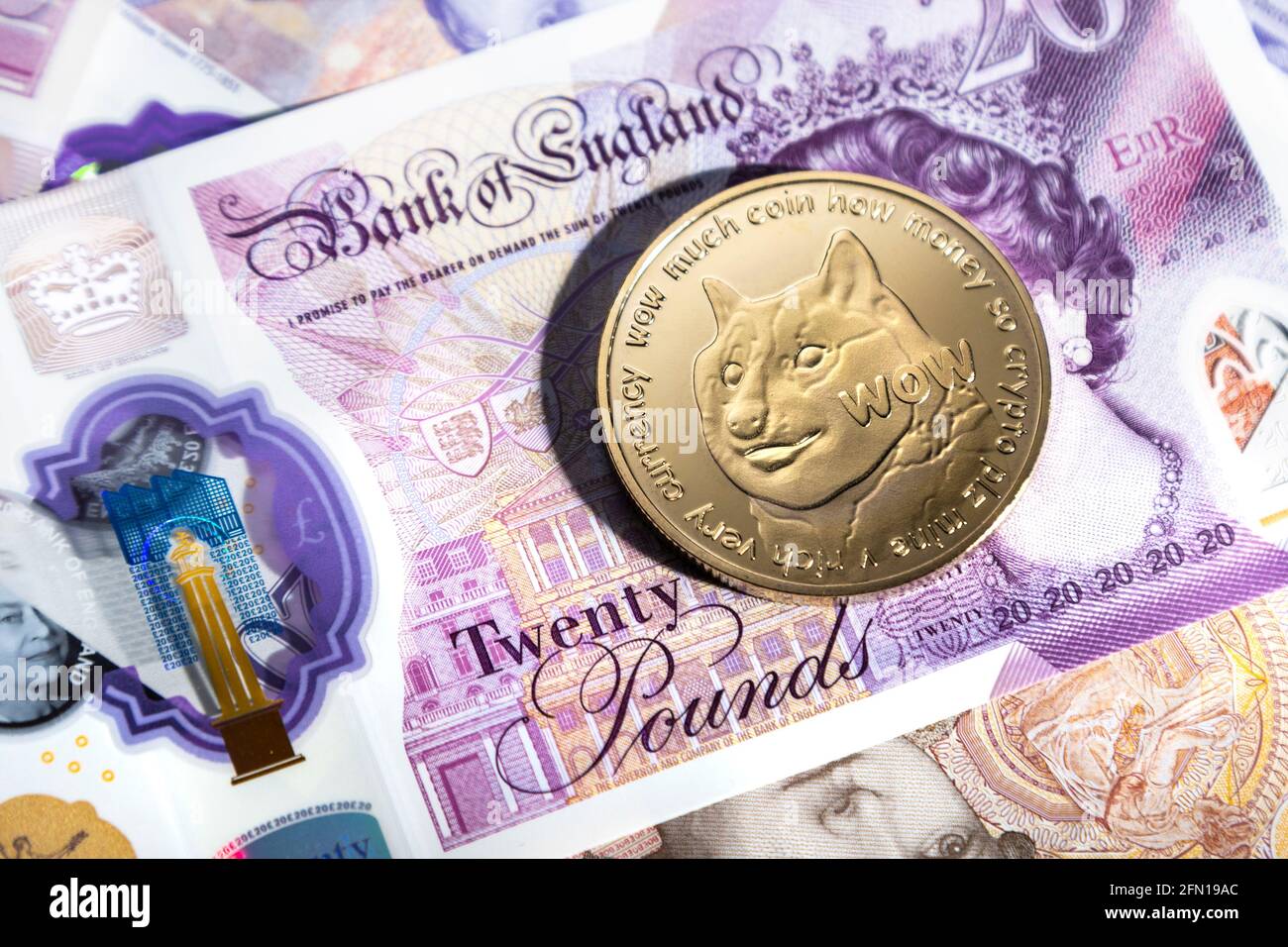 Monete gettone per la criptovaluta dogecoina (DOGE) contro British Ponuds GBP Foto Stock