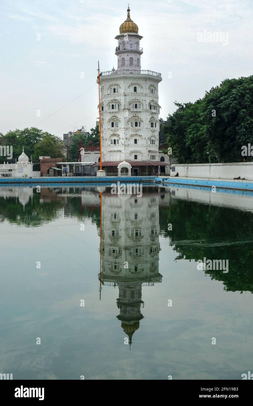 Amritsar, India - 2021 maggio: Gurdwara Baba Atal Tower ad Amritsar il 6 maggio 2021 ad Amritsar, Punjab, India. Foto Stock