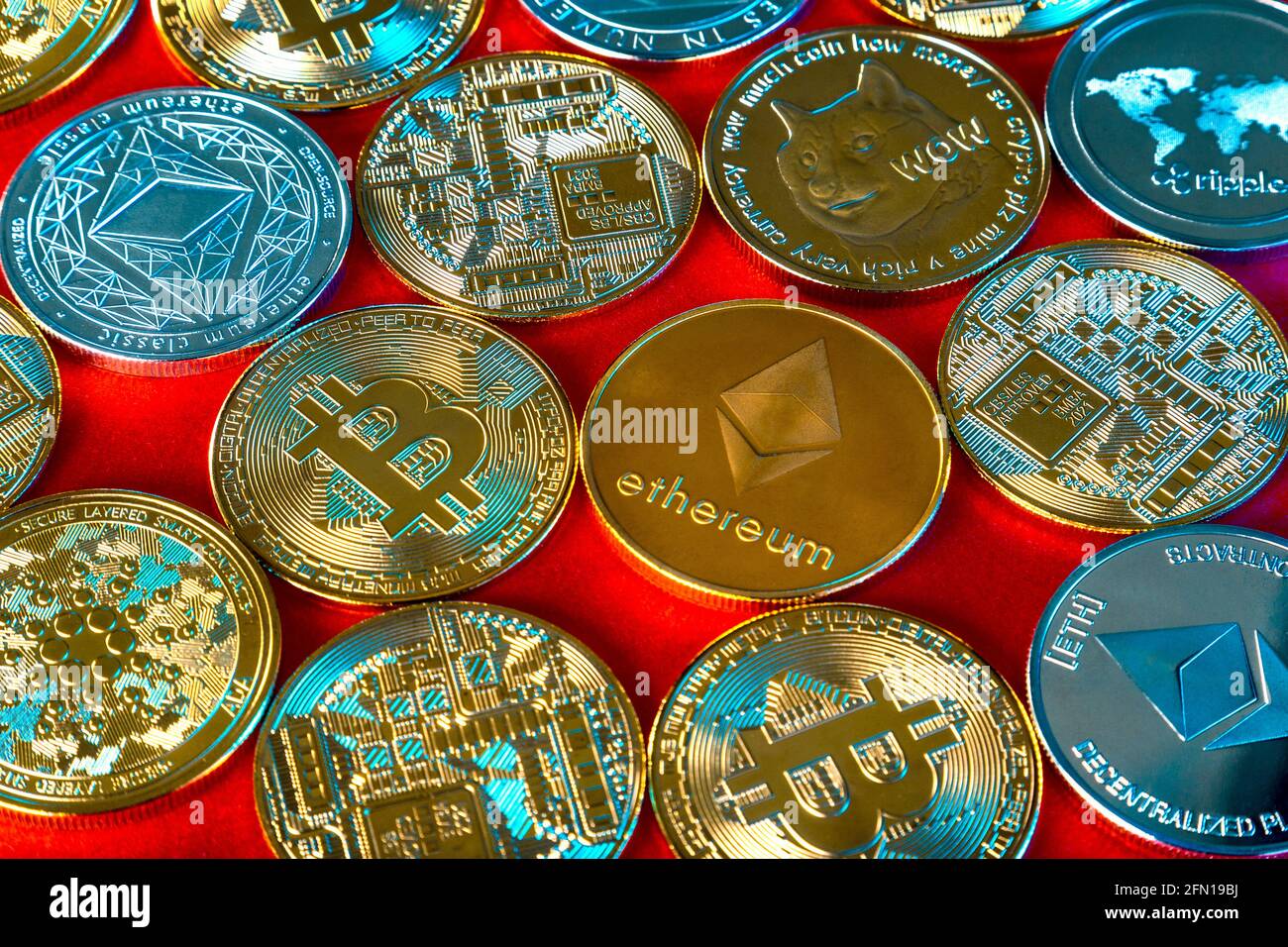 Selezione di gettoni di criptovaluta tra cui etereo, bitcoin, ripple, dogecoin, cardano e litecoin background Foto Stock