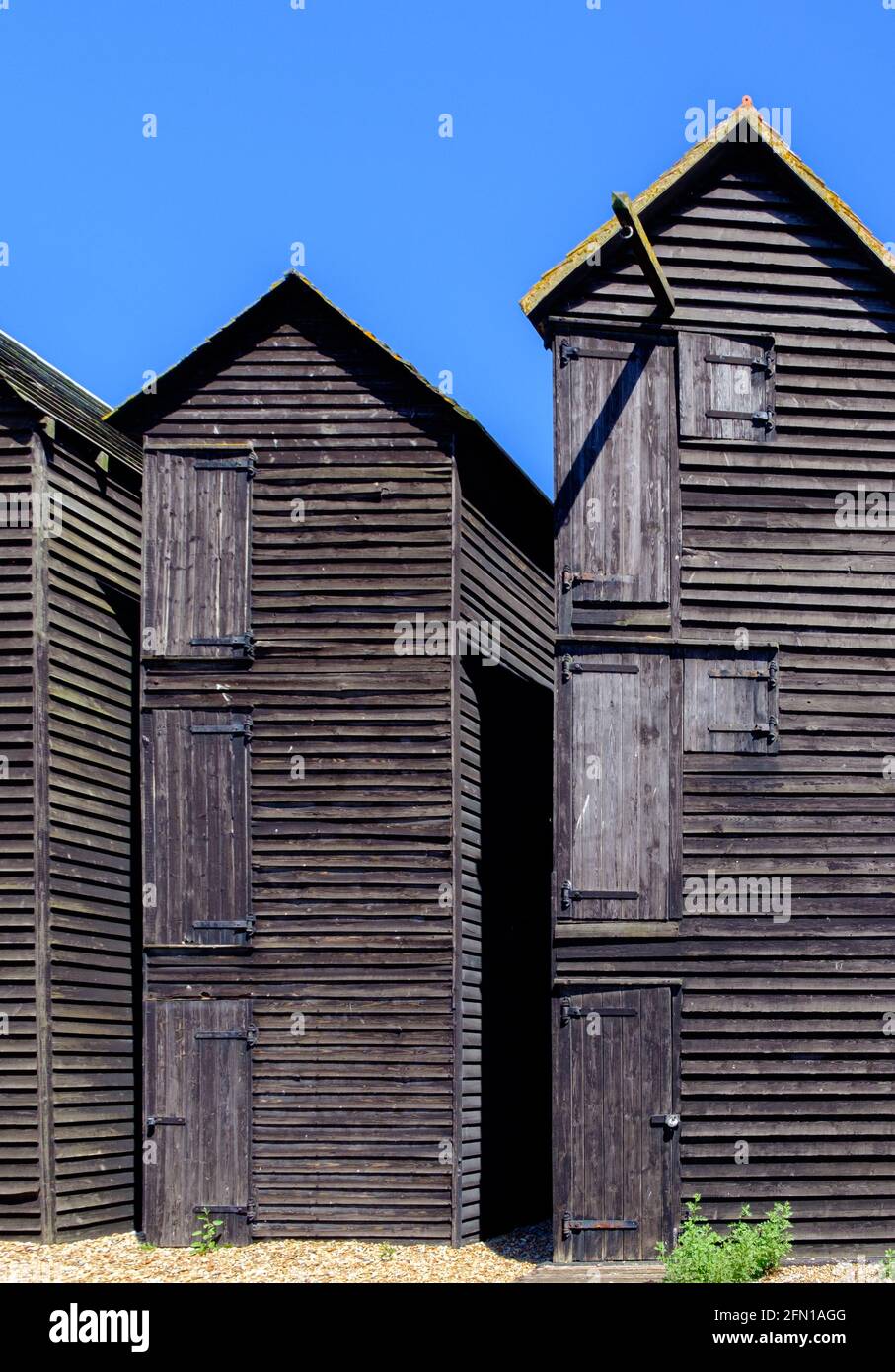 Idea di staycation. I vecchi negozi storici di rete di legno erano edifici di deposito tradizionali per la flotta di pesca a Stade, Hastings, Sussex orientale, Inghilterra Foto Stock