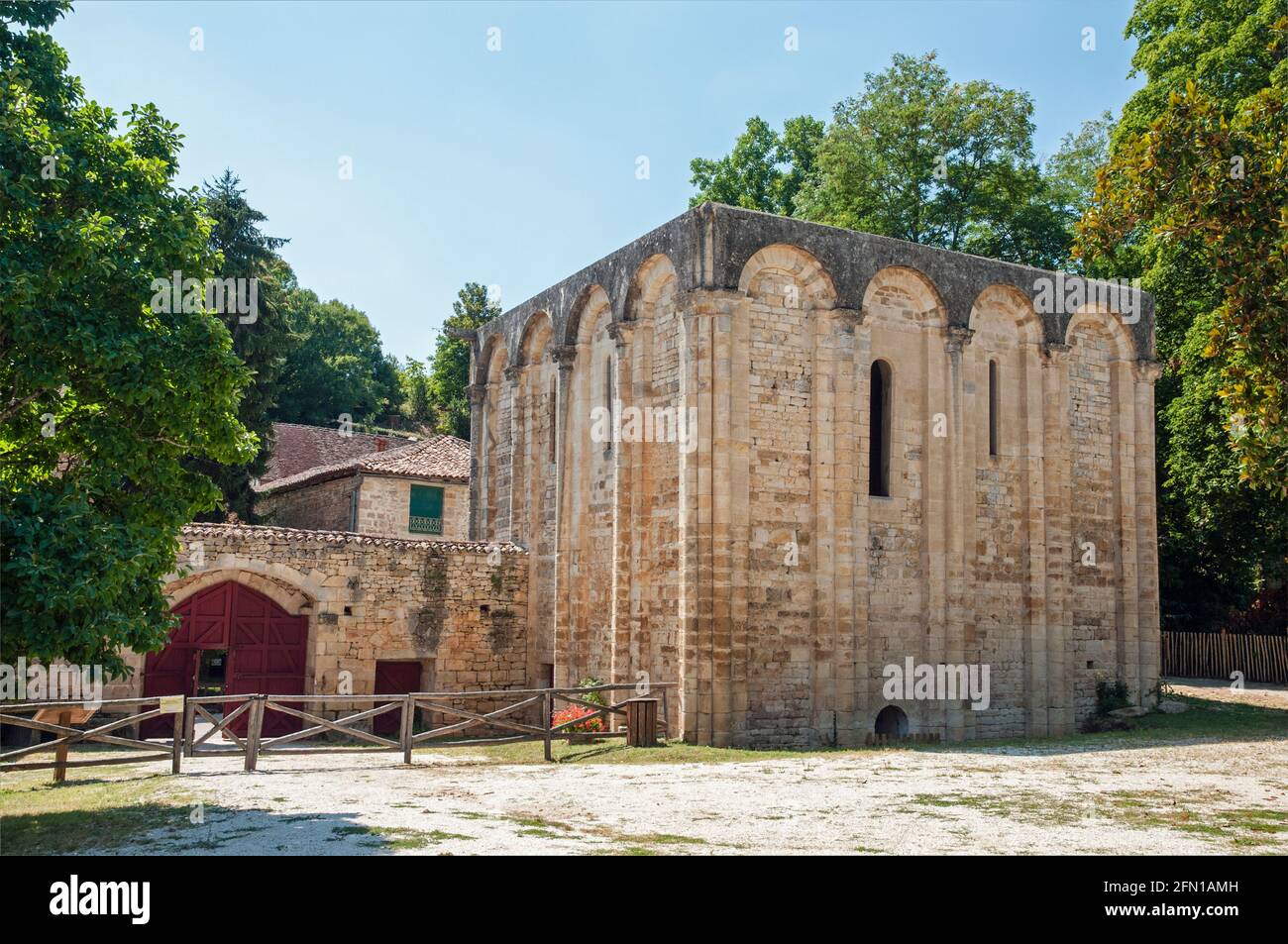 Torre quadrata della Abbazia di Saint-Benoit e Notre-dame (VIII secolo), un elencati di patrimonio storico monumento, in Nanteuil-en-vallee, Charente (16), Nou Foto Stock