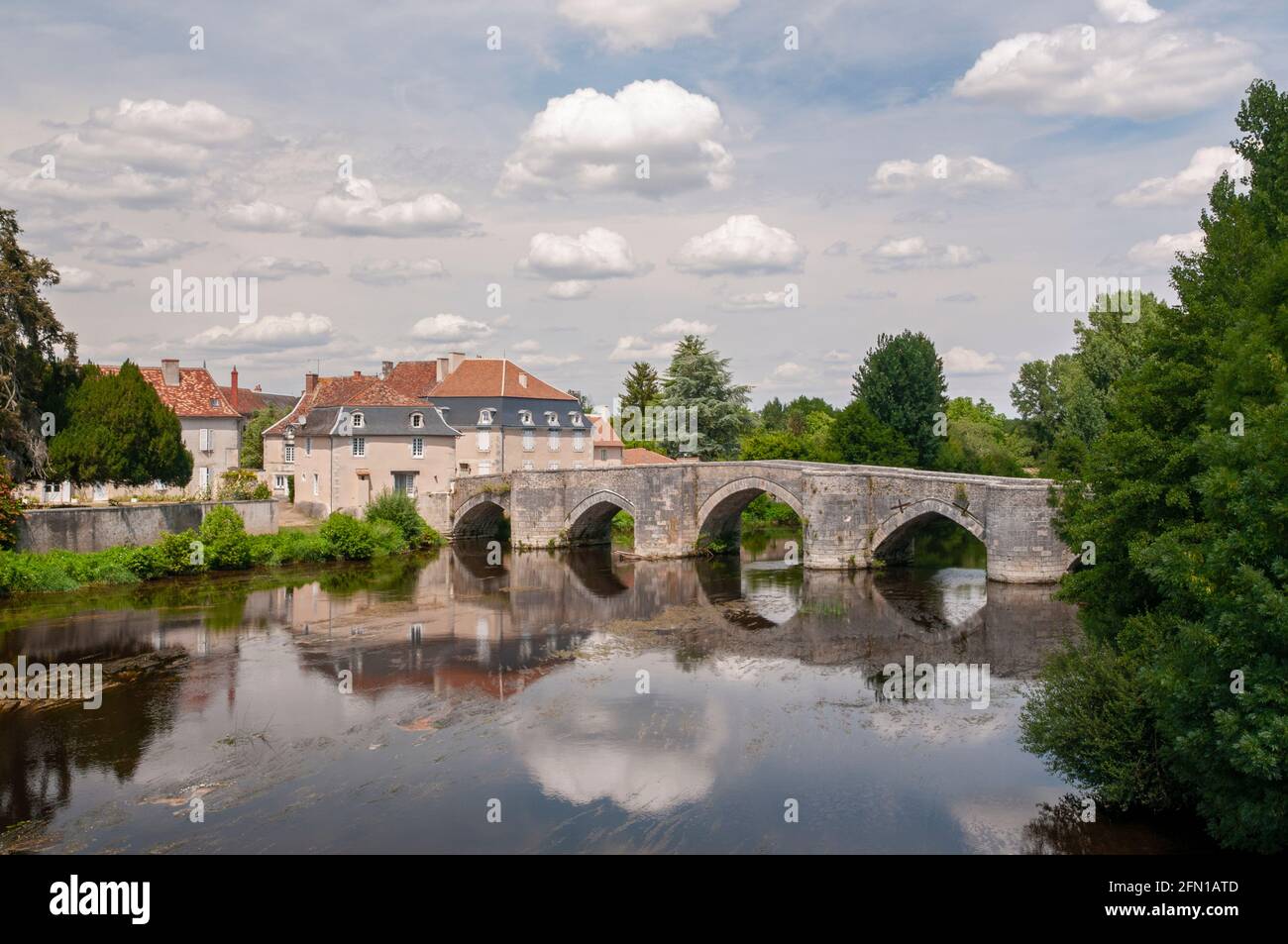 Vecchio ponte (13 ° secolo) sul fiume Gartempe, Saint-Savin-sur-Gartempe, Vienne (86), Nouvelle-Aquitaine, Francia Foto Stock
