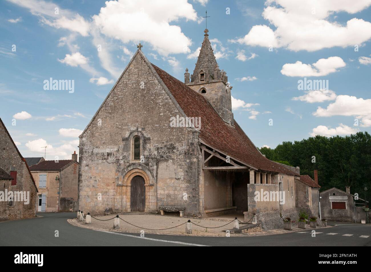 Chiesa romana di Notre-Dame, Antigny, Vienne (86), Nouvelle-Aquitaine regione, Francia. E' un monumento storico elencato. Foto Stock