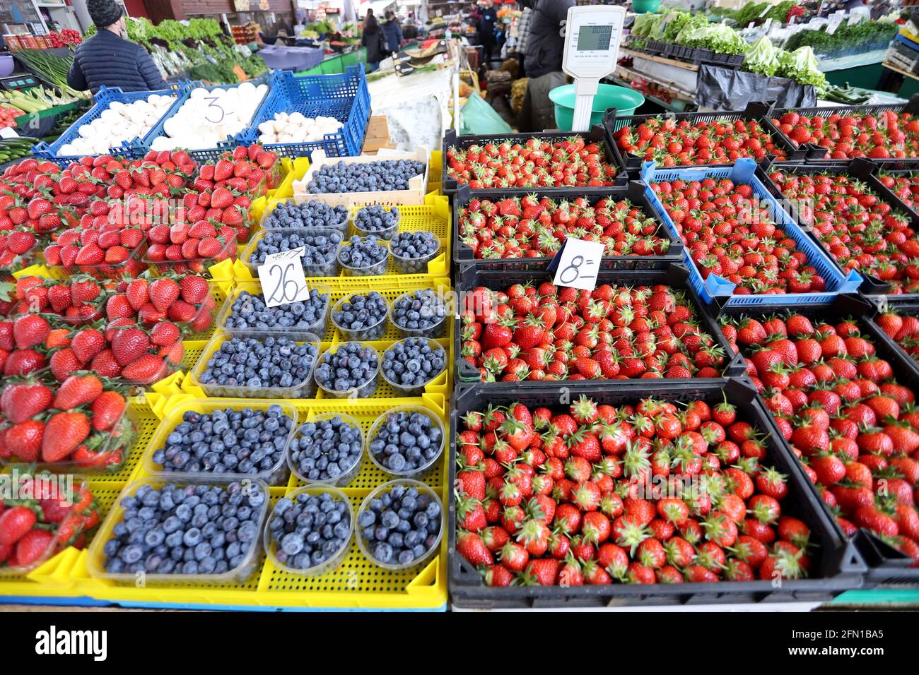 Tappeto di mirtilli e fragole in un mercato agricolo Foto Stock