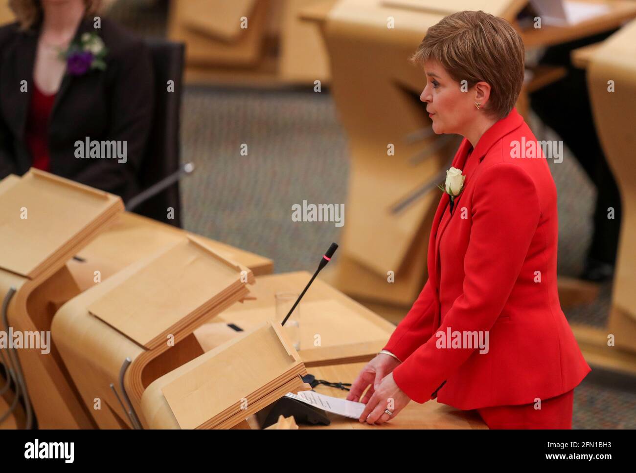 Il primo ministro della Scozia e il leader della SNP Nicola Sturgeon si sono affermati al Parlamento scozzese di Edimburgo dopo le ultime elezioni di weekÕs Holyrood. Data immagine: Giovedì 13 maggio 2021. Foto Stock