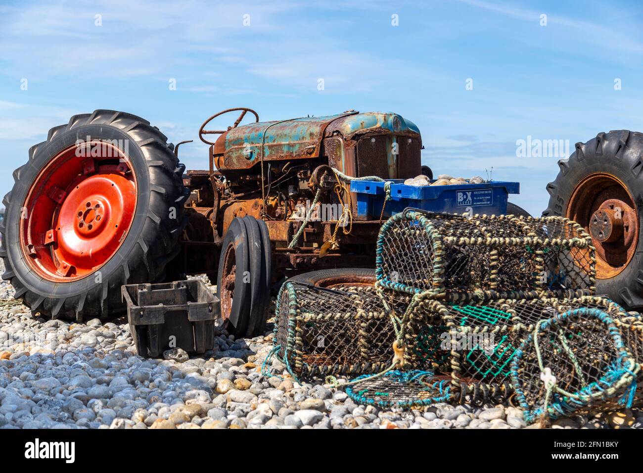 Un trattore utilizzato per lanciare / recuperare barche da pesca sulla spiaggia Overstrand / Cromer Foto Stock