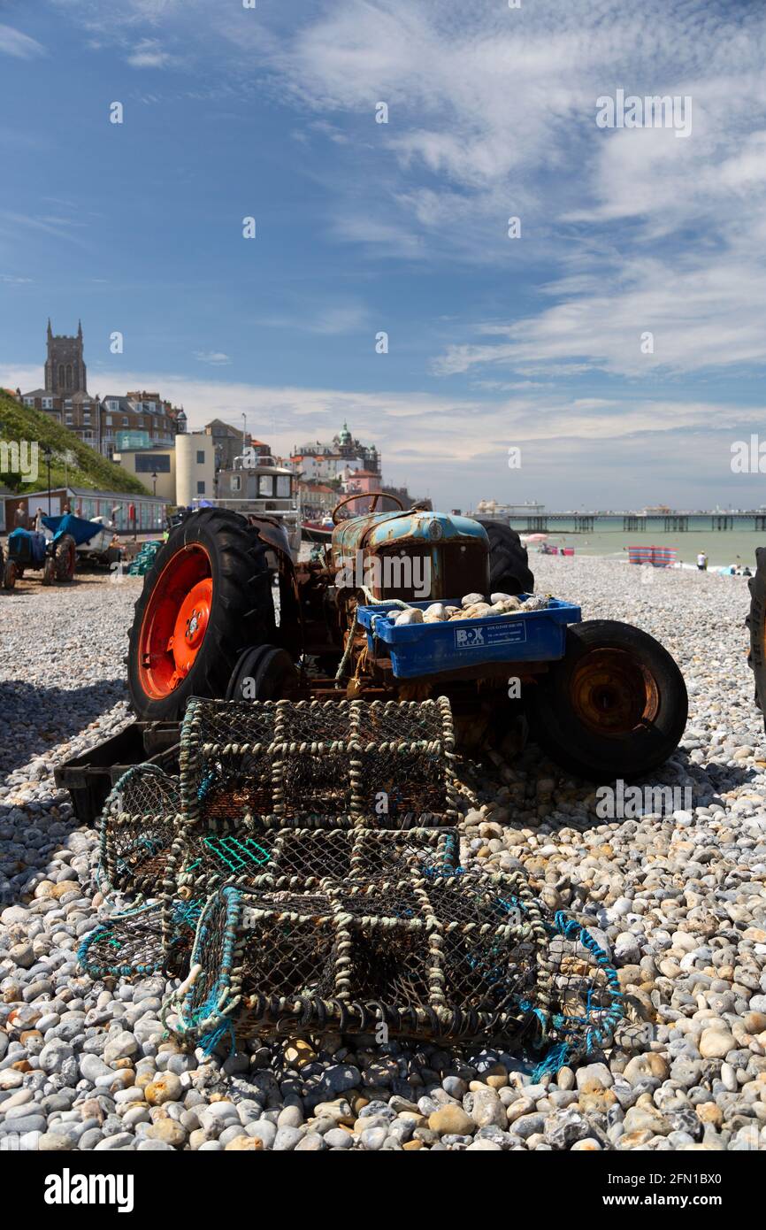 Un trattore utilizzato per lanciare / recuperare barche da pesca sulla spiaggia Overstrand / Cromer Foto Stock