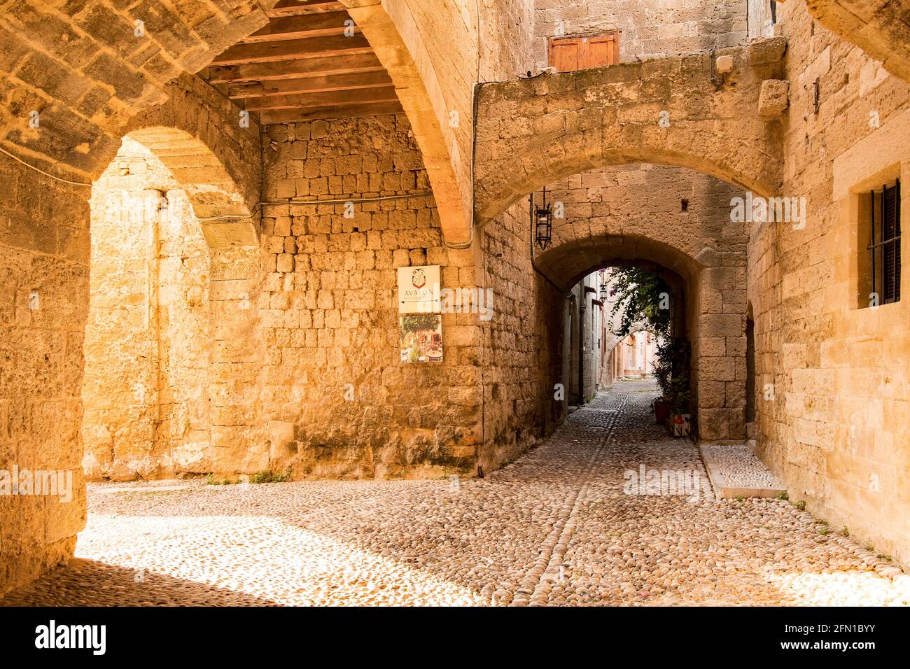Strada medievale ad arco nella città vecchia di Rodi Foto Stock