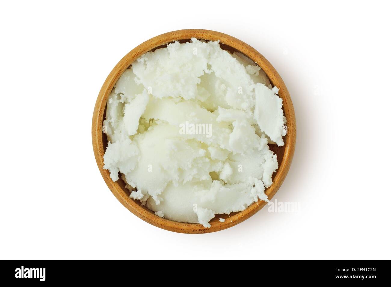 Burro di karité karité in ciotola di legno su fondo bianco Foto Stock