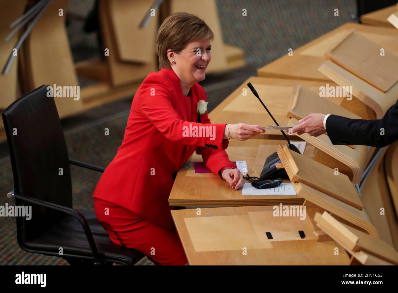 Primo ministro della Scozia e leader della SNP Nicola Sturgeon prima della cerimonia di giuramento e di affermazione al Parlamento scozzese di Edimburgo dopo le ultime elezioni di weekÕs Holyrood. Data immagine: Giovedì 13 maggio 2021. Foto Stock