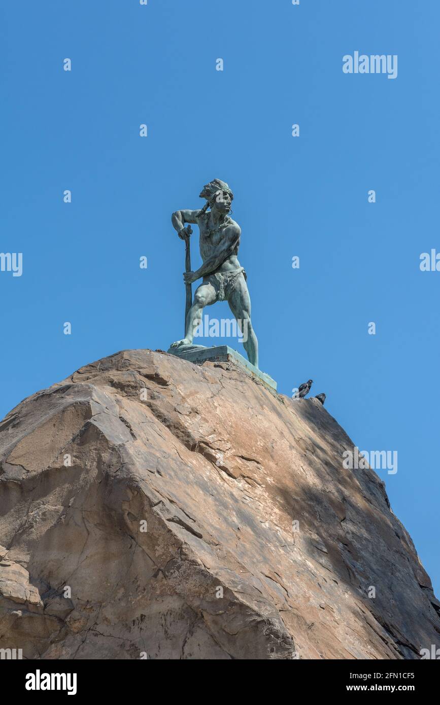 Scultura di guerriero Mapuche su una roccia nel Santa Lucia Hill Park, Santiago, Cile Foto Stock