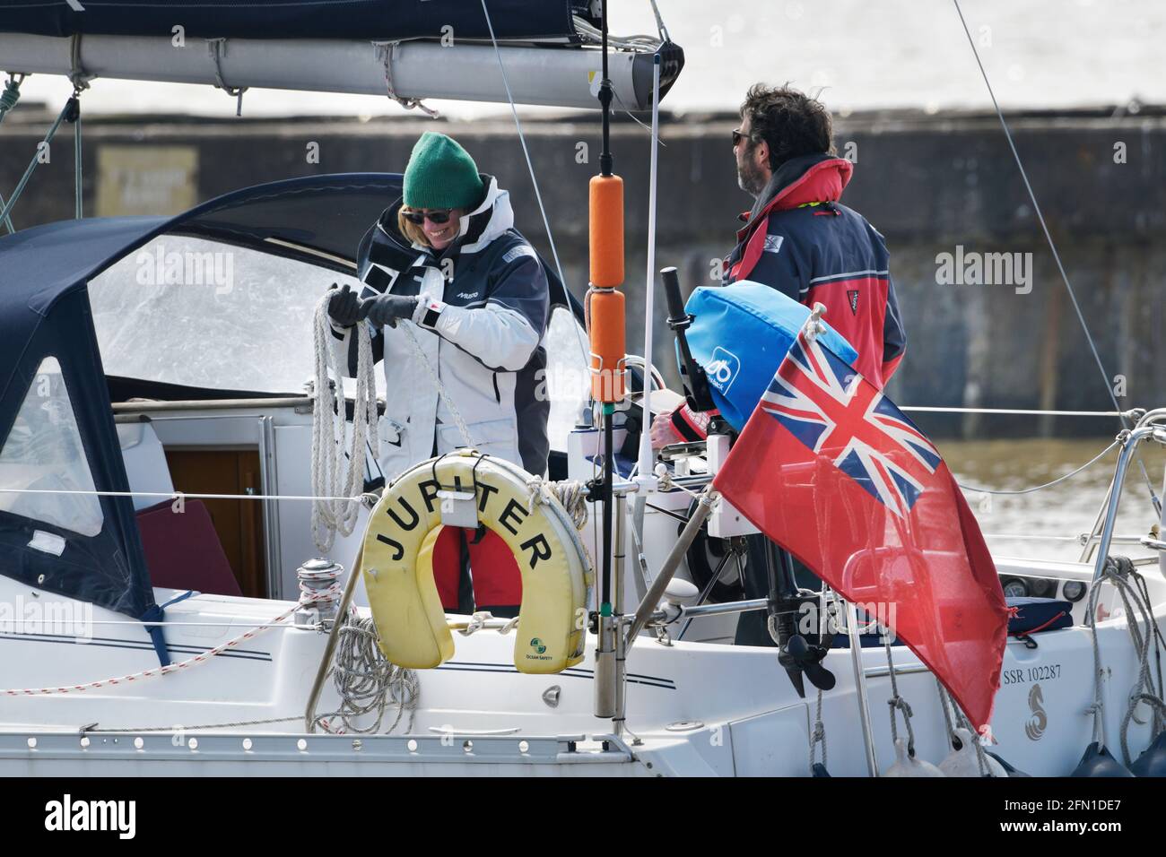 l'equipaggio della barca a vela si prepara ad uscire dal porto di southwold suffolk inghilterra Foto Stock