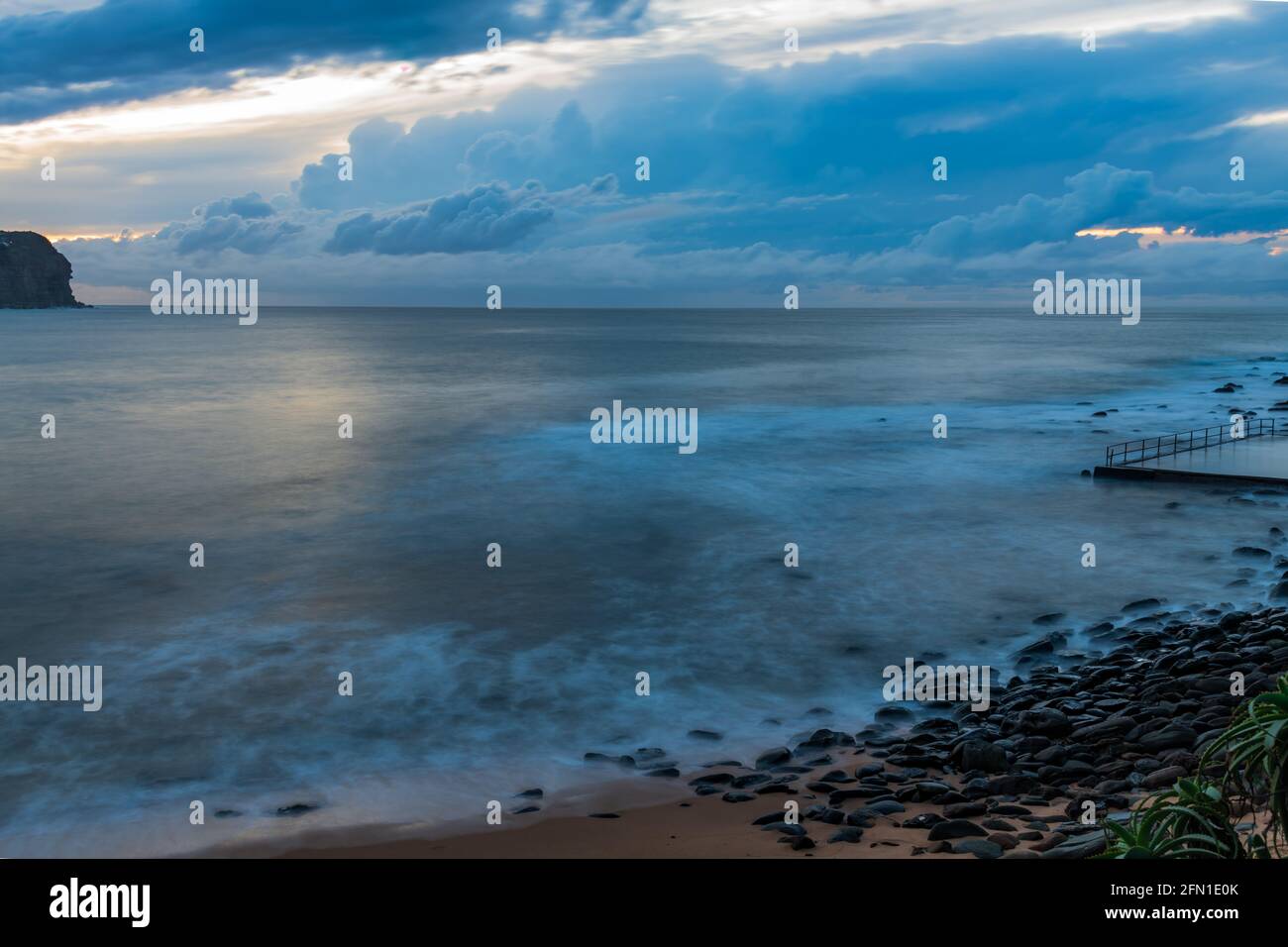 Dawn Seascape con una tempesta in mare a MacMasters Beach sulla costa centrale, NSW, Australia. unione hdr a 3 immagini. Foto Stock