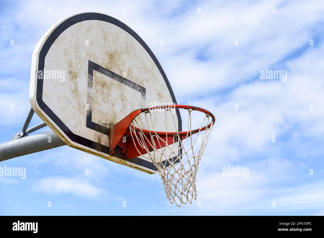 Canestro da basket con rete su un campo da pallacanestro all'aperto Foto  stock - Alamy