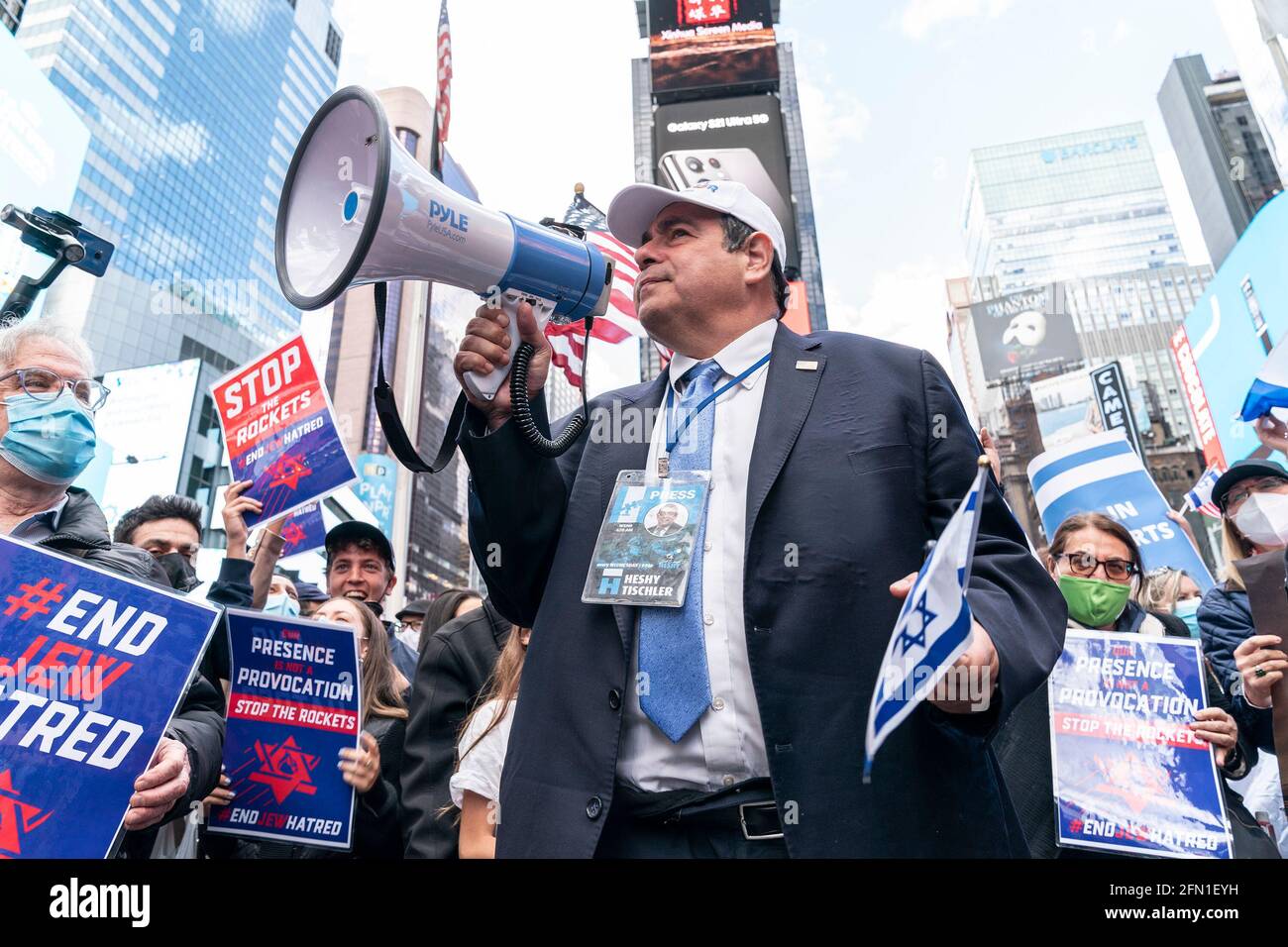 New York, Stati Uniti. 12 maggio 2021. Harold Tuschler parla al raduno di microfoni a sostegno di Israele stragles contro i terroristi palestinesi su Times Square. I manifestanti si radunano contro l'organizzazione DI HAMAS responsabile del lancio di centinaia di razzi in obiettivi civili all'interno di Israele. (Foto di Lev Radin/Pacific Press) Credit: Pacific Press Media Production Corp./Alamy Live News Foto Stock