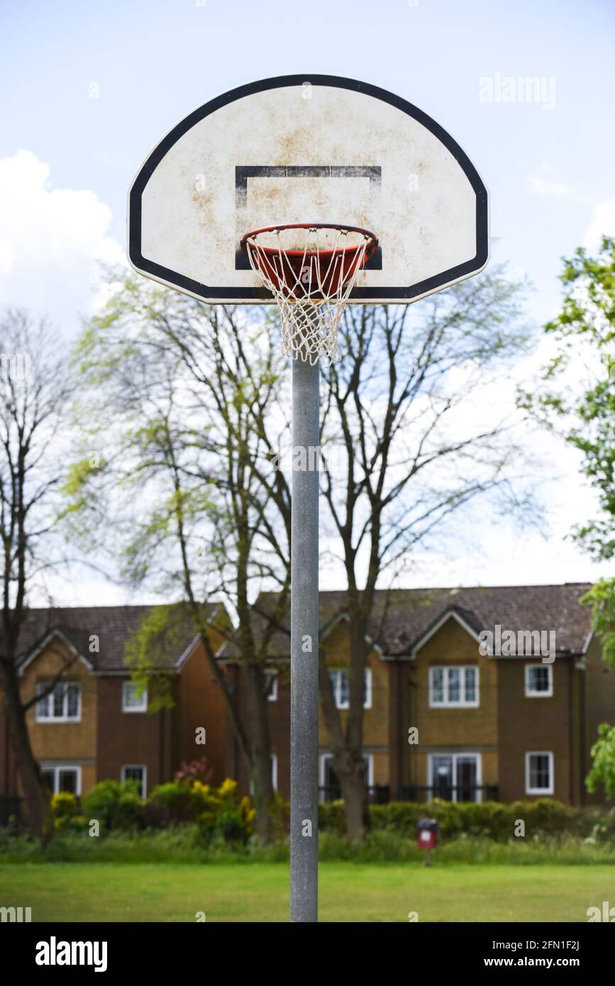 Canestro da basket con rete su un campo da pallacanestro all'aperto Foto Stock