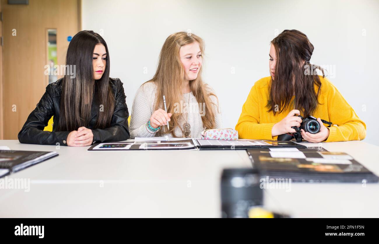 Sesta formazione multiculturale, giovani in istruzione, tre giovani in sesta forma, studenti che interagiscono in classe fotografica Foto Stock