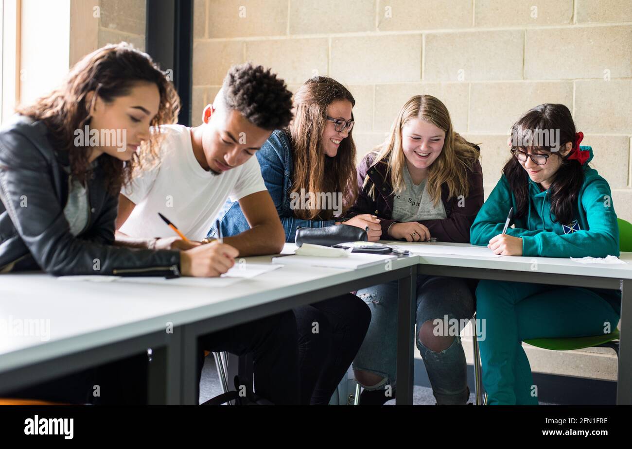 Sesta forma multiculturale di studenti, giovani in istruzione, gruppo di giovani studenti in sesta forma, studenti che interagiscono durante la classe psicologica Foto Stock