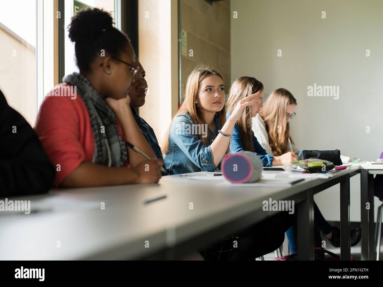 Sesta forma multiculturale di studenti, giovani in istruzione, gruppo di giovani studenti in sesta forma, studenti che interagiscono durante la classe Foto Stock