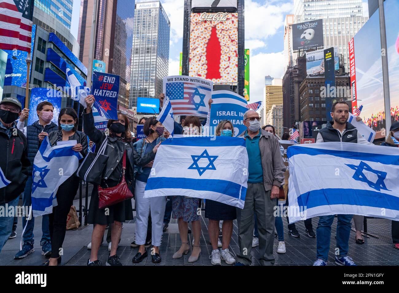 I sostenitori di pro-Israele detengono bandiere mentre il Consiglio israelo-americano (IAC) e altri gruppi ebrei americani si riuniscono a Times Square in solidarietà con Israele. Migliaia di newyorkesi pro-Israele si sono accamatati a Times Square all'inizio di questa sera per un raduno in solidarietà con lo stato ebraico tra giorni di fuoco a razzo da Gaza. Il rally è stato organizzato dal Consiglio Israeliano Americano, che ha organizzato manifestazioni simili a Boston, Los Angeles, Atlanta, Austin, Cleveland, Denver, Houston, Irvine, Las Vegas, Orlando, Philadelphia, Redwood City, Seattle, Scottsdale, St. Louis, Walnut Creek, Washington, Foto Stock