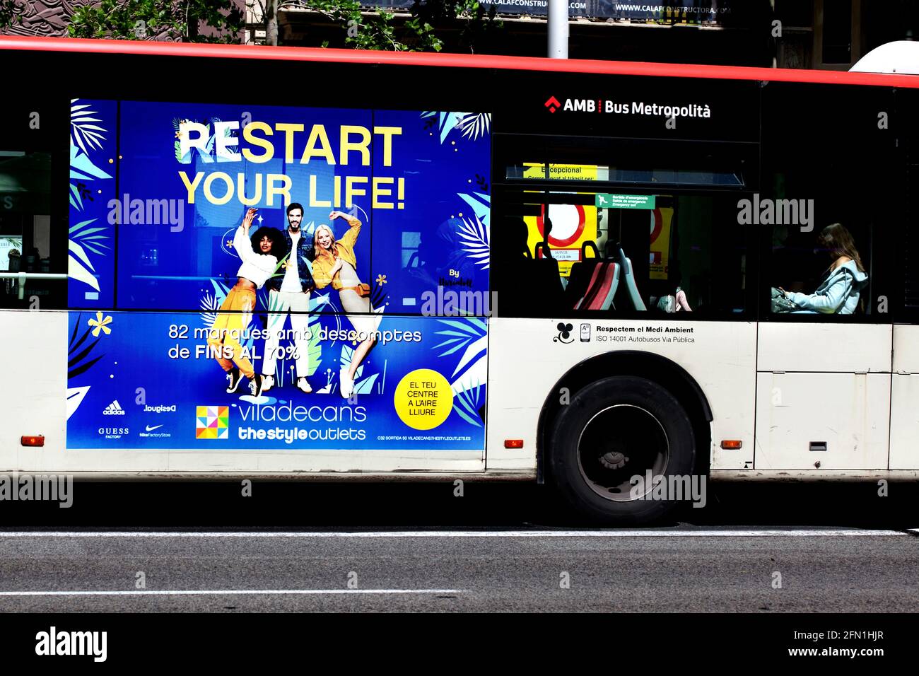 Riavviate il vostro poster di vita sul lato dell'autobus, Barcellona. Foto Stock