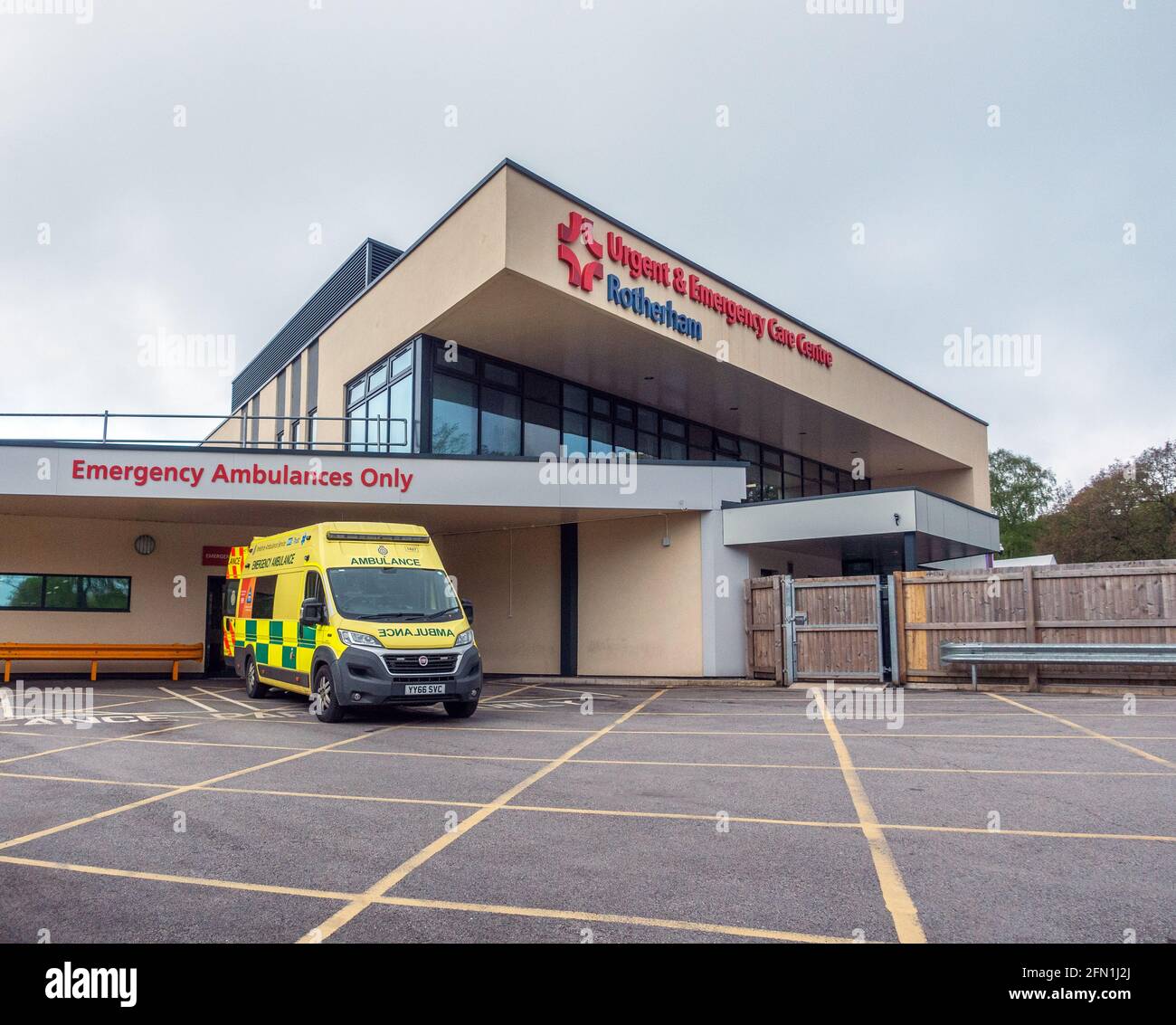 Un ambulatorio inglese parcheggiato all'esterno del Rotherham URGENT and Emergency Care Center (A ed e) Foto Stock