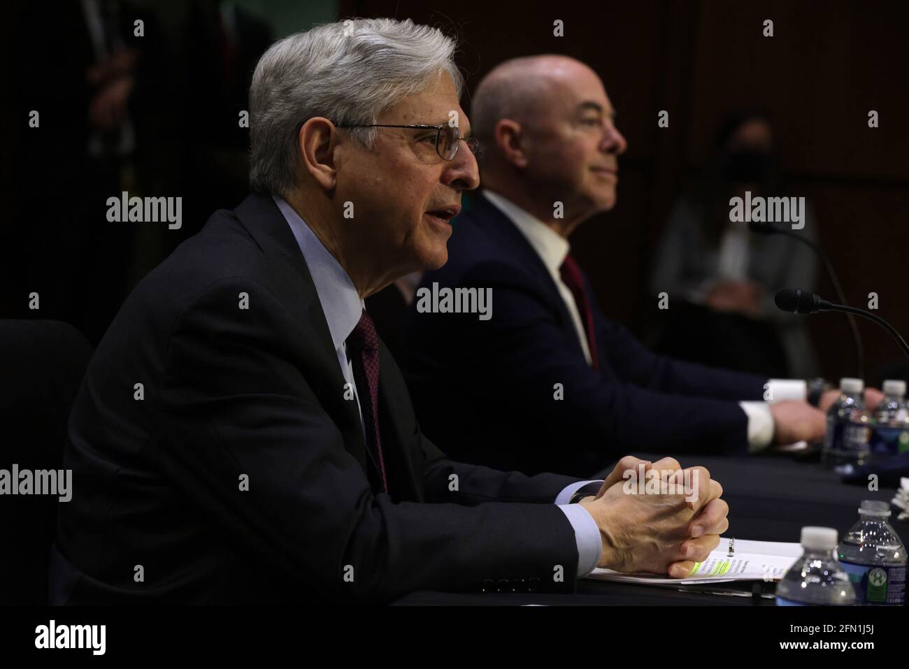 (210513) -- WASHINGTON, 13 maggio 2021 (Xinhua) -- il procuratore generale Merrick Garland (L) e il segretario per la sicurezza interna Alejandro Mayorkas testimoniano di fronte a un'audizione del Comitato per le Agnazioni del Senato per esaminare l'estremismo violento domestico in America a Washington, DC, Stati Uniti, il 12 maggio 2021. (Alex Wong/Pool via Xinhua) Foto Stock