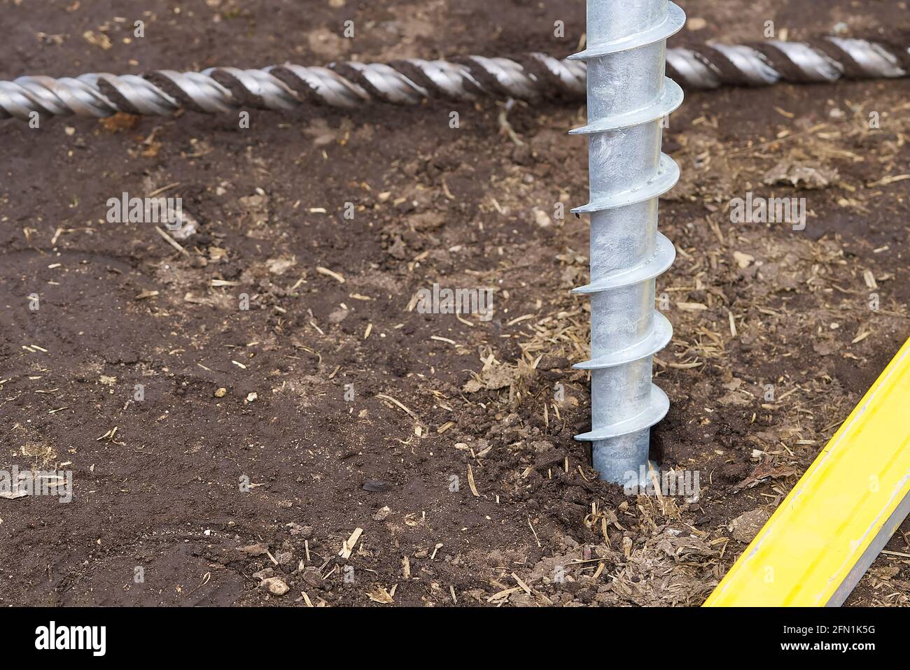 pile di viti zincate per la fondazione. Le basi leggere e veloci realizzate con pile di viti sono particolarmente adatte per pannelli solari, terrazze e. Foto Stock