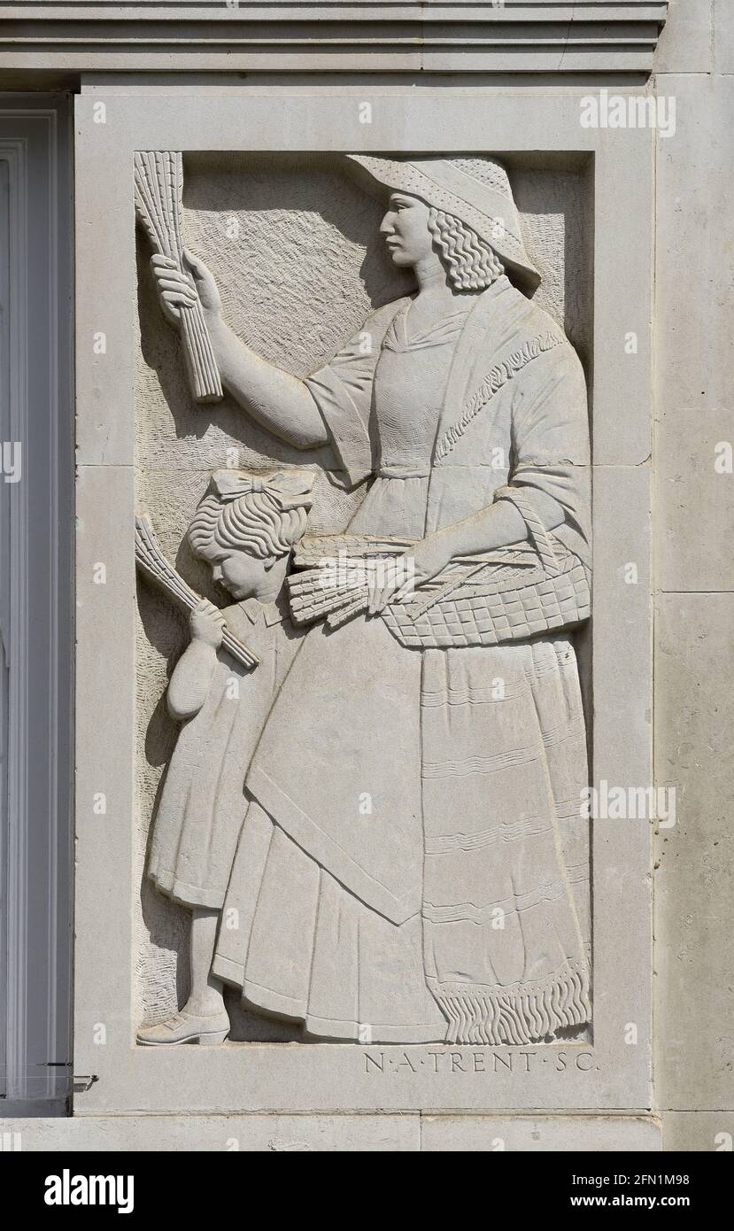 Londra, Inghilterra, Regno Unito. Buchanan House (1934) 3 St James's Square, SW1. Dettaglio facciata di Newbury Trent - donna e ragazza che vendono lavanda Foto Stock