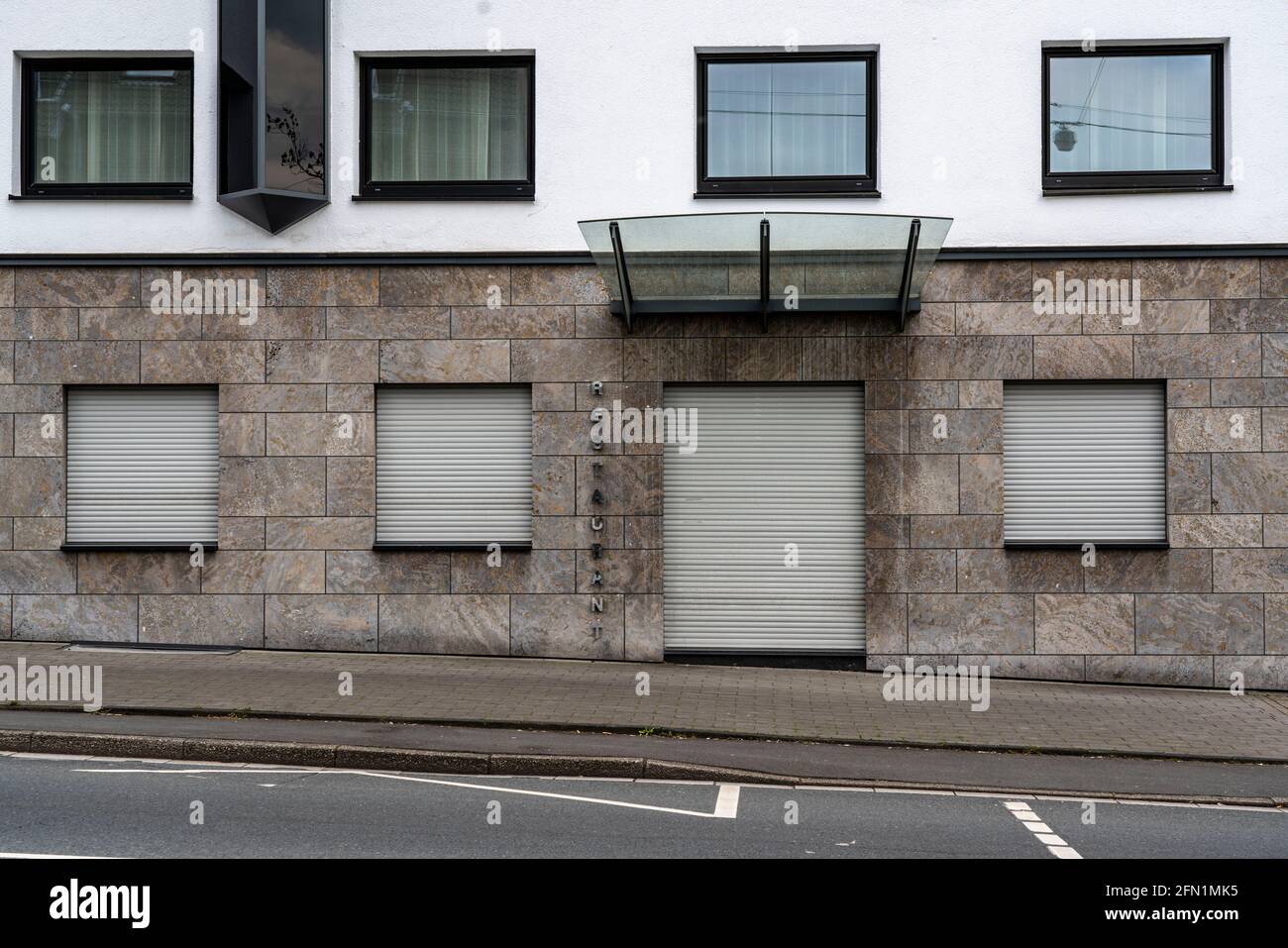 façade di un ristorante, gastronomia chiusa, durante il terzo blocco nella crisi di Corona, Oberhausen, NRW, Germania Foto Stock