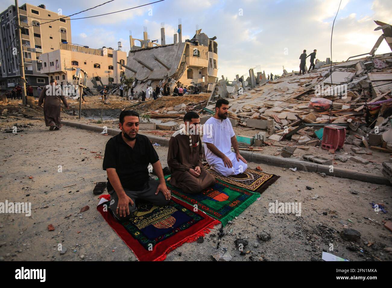 La striscia di Gaza, la Palestina, la Palestina. 13 maggio 2021. Città di Gaza dopo una notte pesante di bombardamenti israeliani di aerei da guerra credito: Mahmoud Khattab/Quds Net News/ZUMA Wire/Alamy Live News Foto Stock