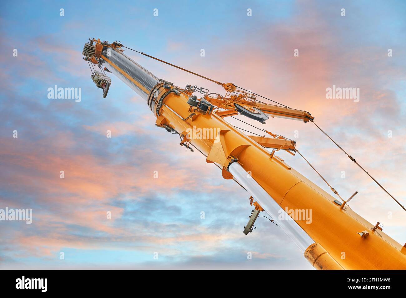 Gru con braccio telescopico giallo di una grande gru a torre Foto Stock